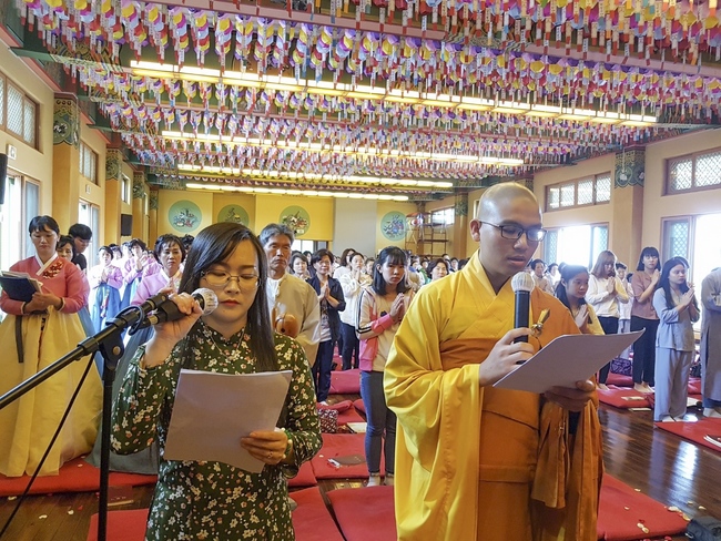 Partake in the Vesak Ceremony at Yonggungsa Cham Joeun Uri Temples